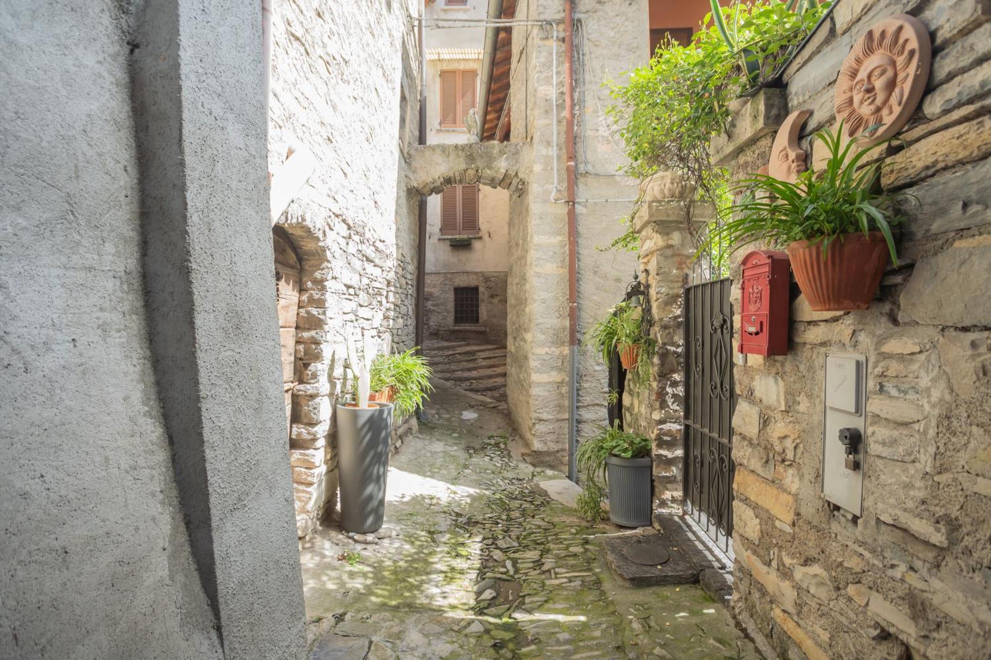 Pretty In Old Town By Rent Apartment Carate Urio