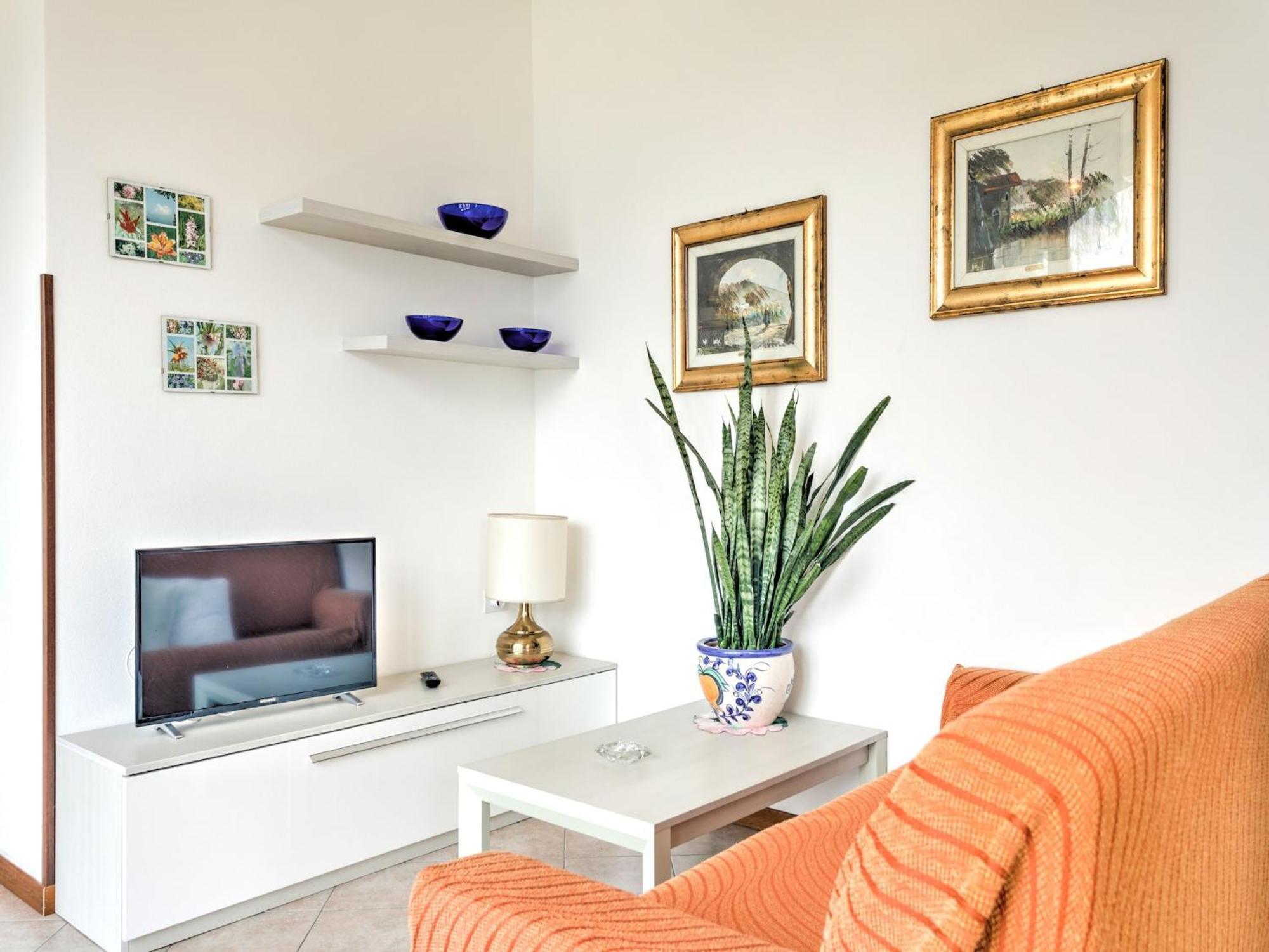 Wonderful Flat With Swimming Pool Lift And Garden Apartment