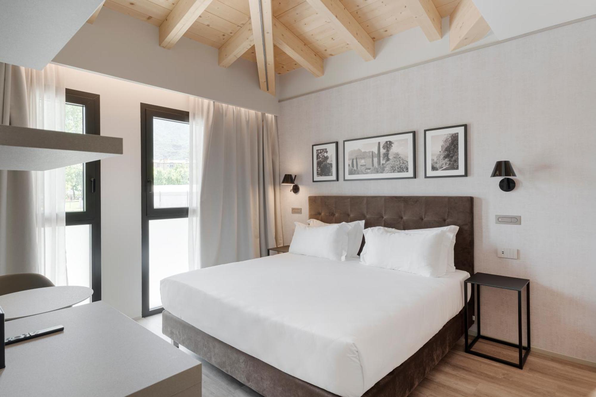 Lodge Dorato Marina - Lakefront