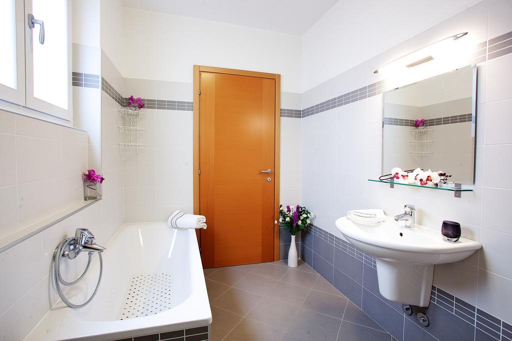 Residenza Romina Sleeps 8 With Pool- By Italian Apartments Apartment Rezzonico