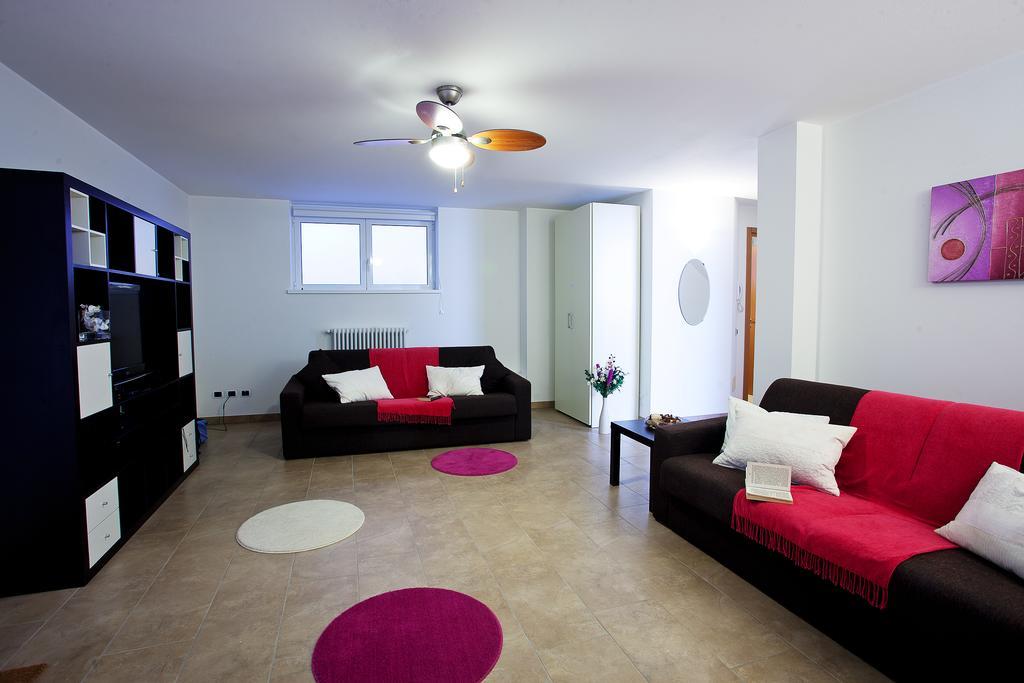 Residenza Romina Sleeps 8 With Pool- By Italian Apartments * Rezzonico