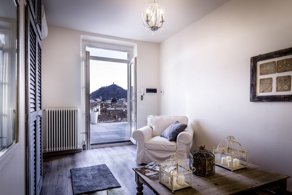 Unique View - Bymyhomeincomo Apartment