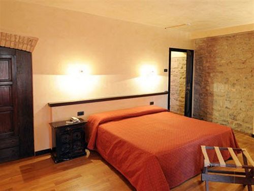 Relais & Castello Di Casiglio Hotel 4*