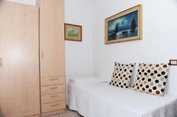 Victoria Hotel *