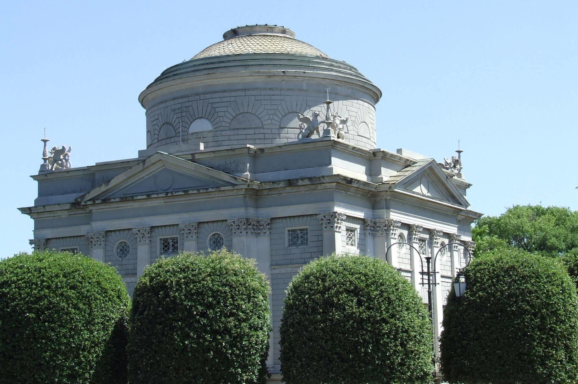 Victoria Hotel *