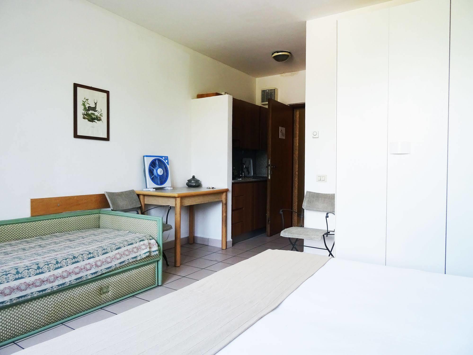 Victoria Hotel *