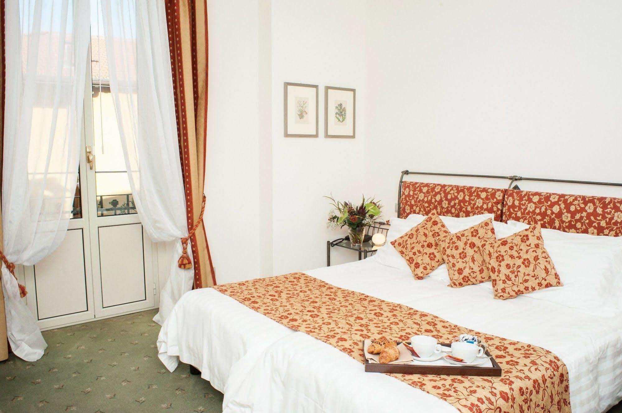 Hotel Du & 3*