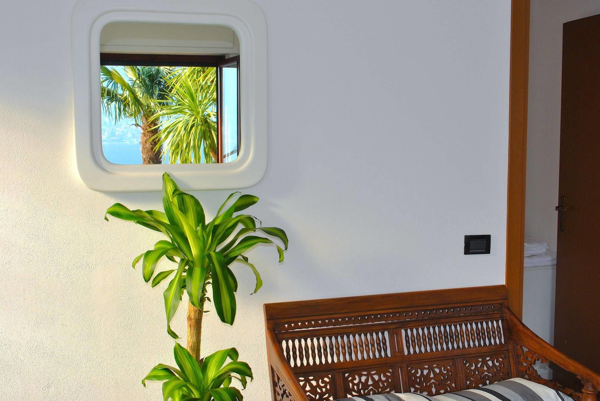 Apartment Palm Bay Garden Sala Comacina