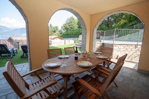 Le Rose Sleeps 6 - Families Only Please Villa Menaggio