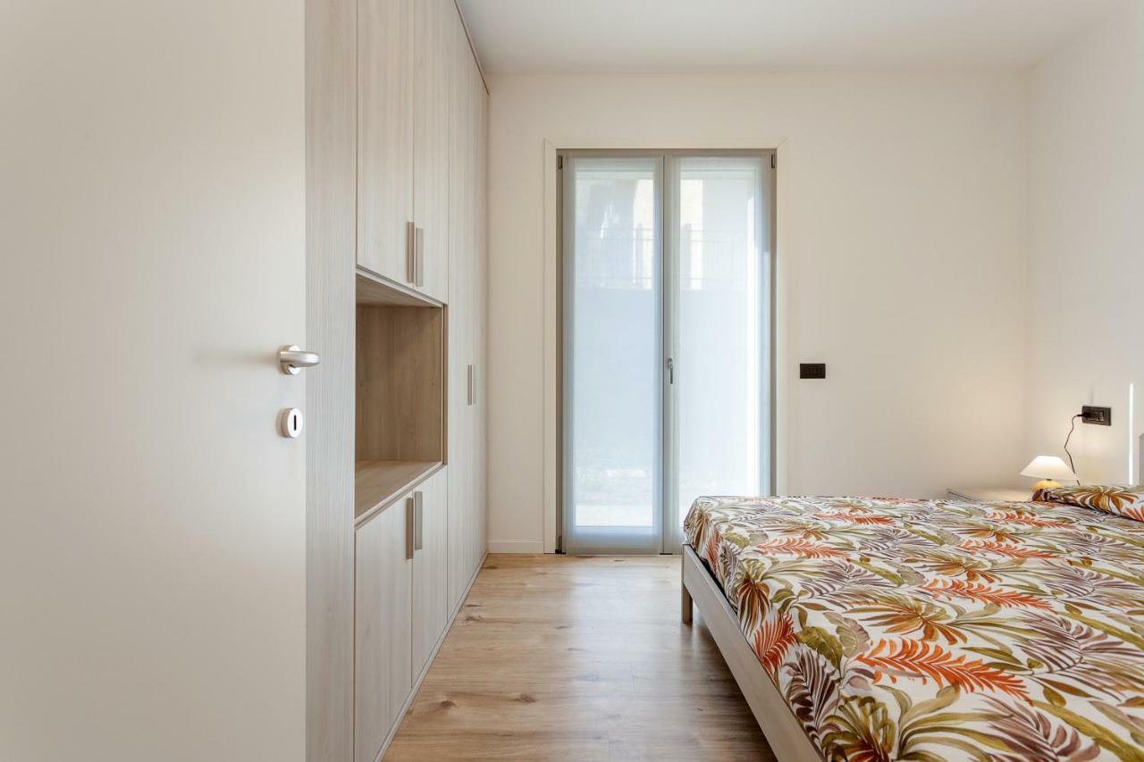 Yellow Lake View Apartment Gera Lario