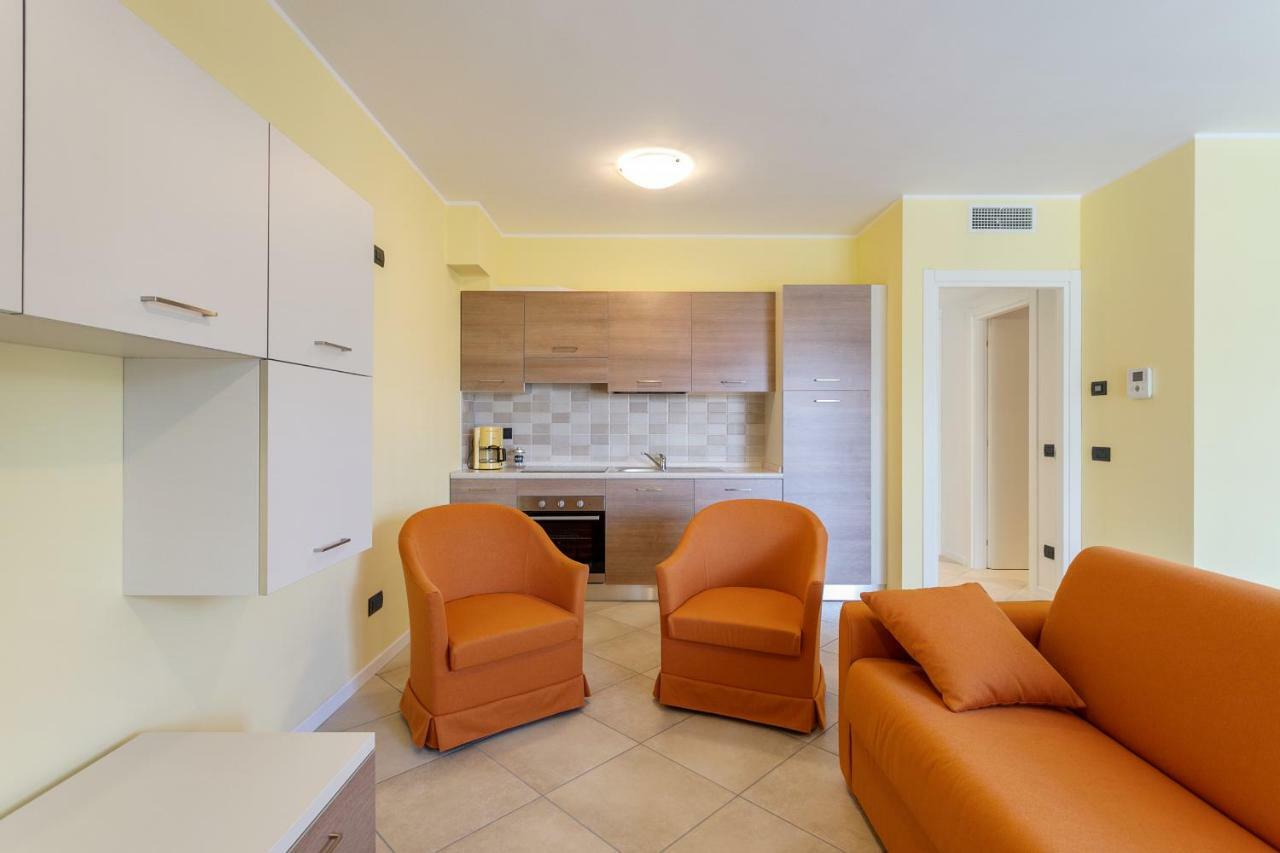 Yellow Lake View Apartment *