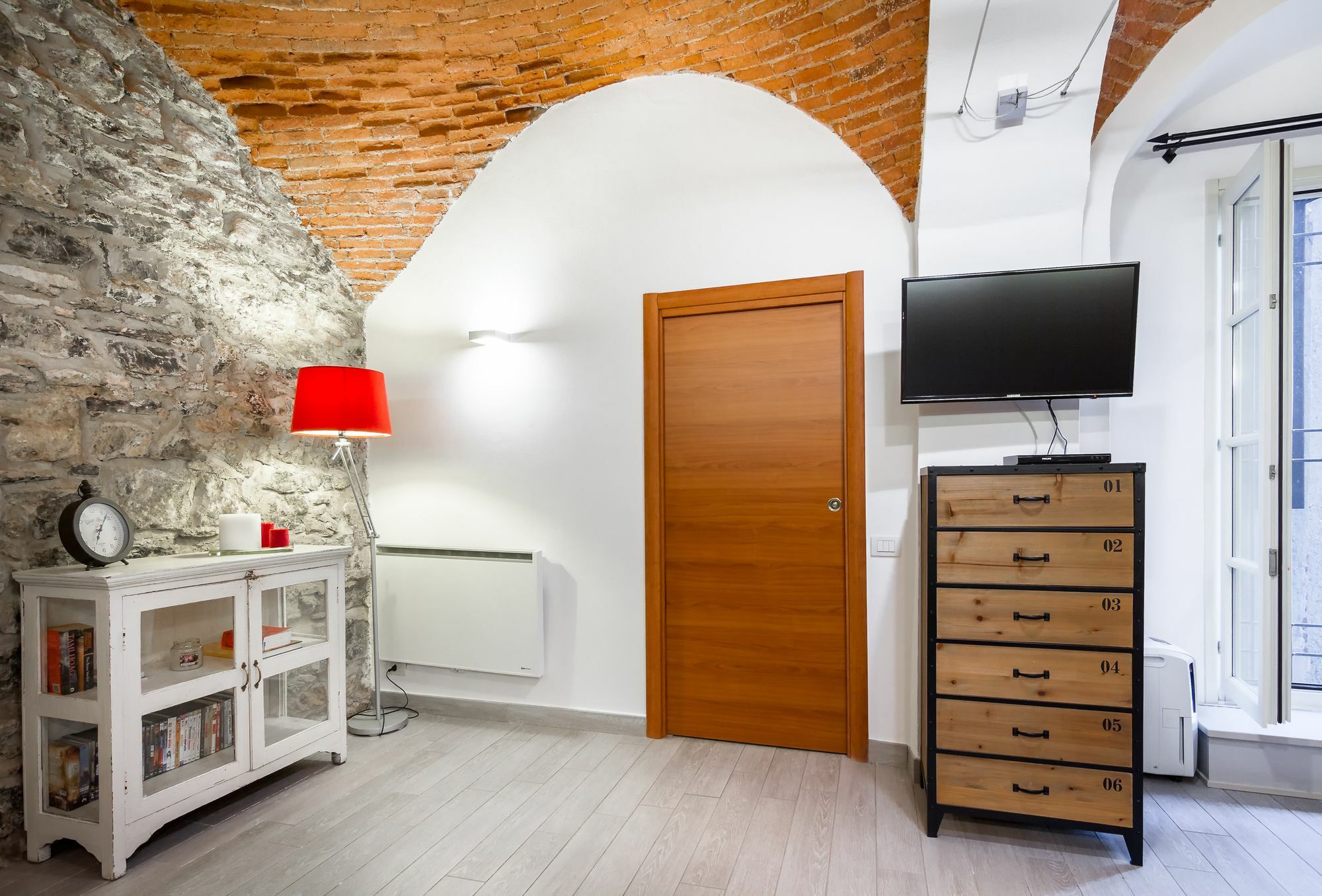 Apartment On The Side *