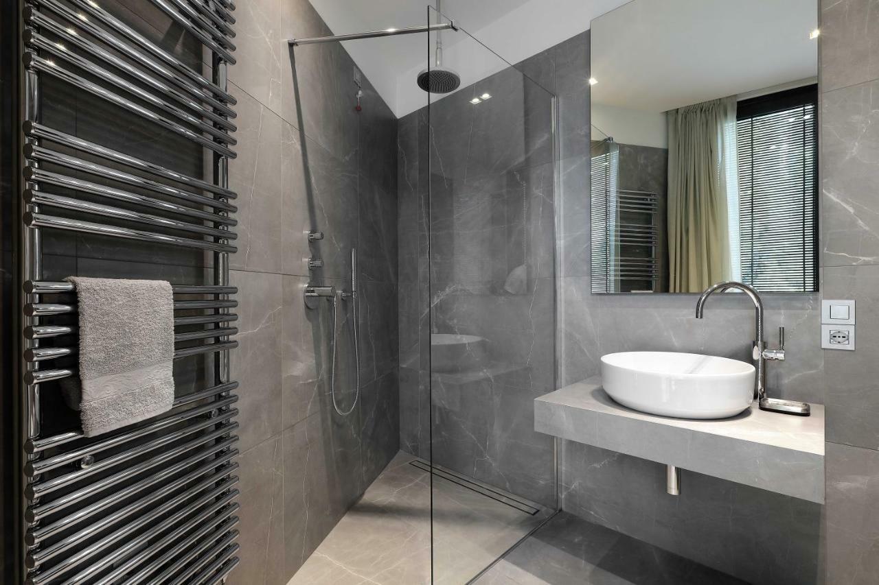 Como Lake Apartment *