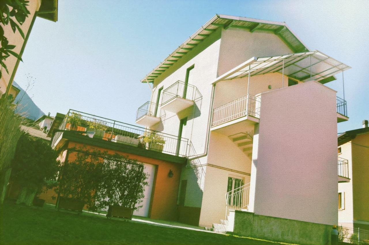 Orange Apartment Lezzeno