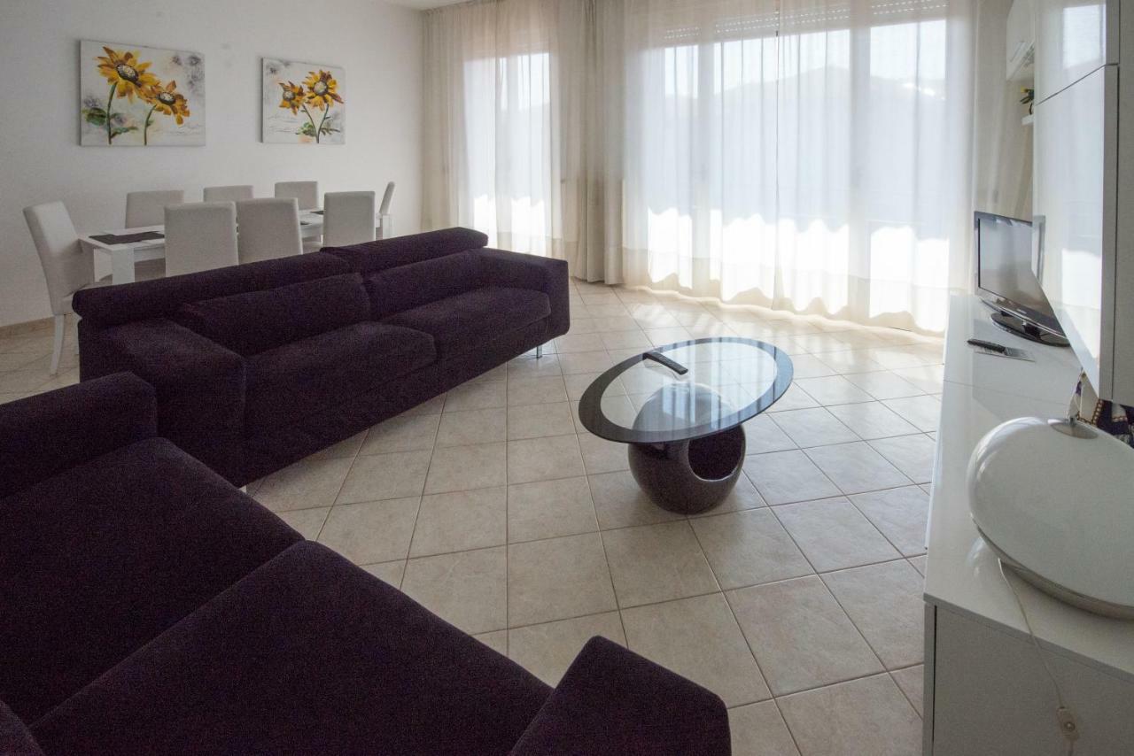 Silky House With Private Parking *