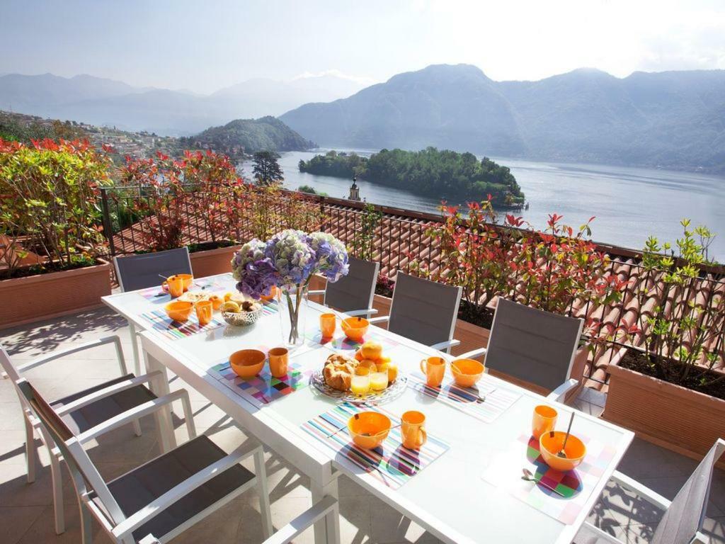 Apartment No 4-sleeps 10 By Italian Sala Comacina