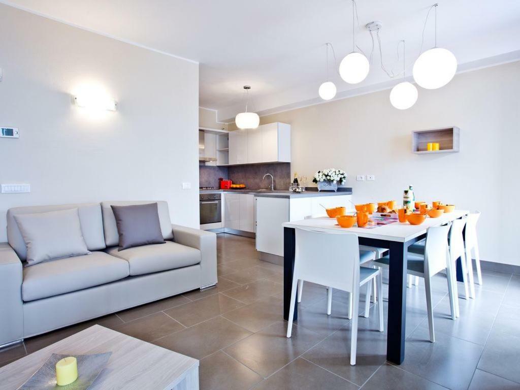 No 4-sleeps 10 By Italian Apartment *