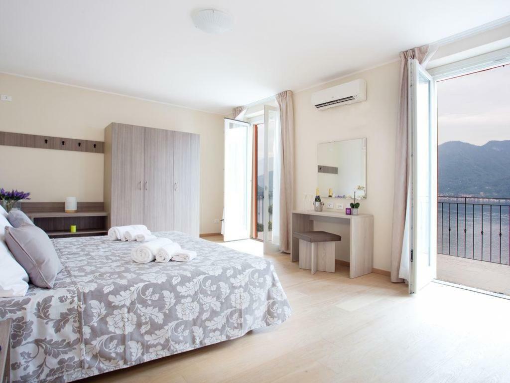 No 4-sleeps 10 By Italian * Sala Comacina