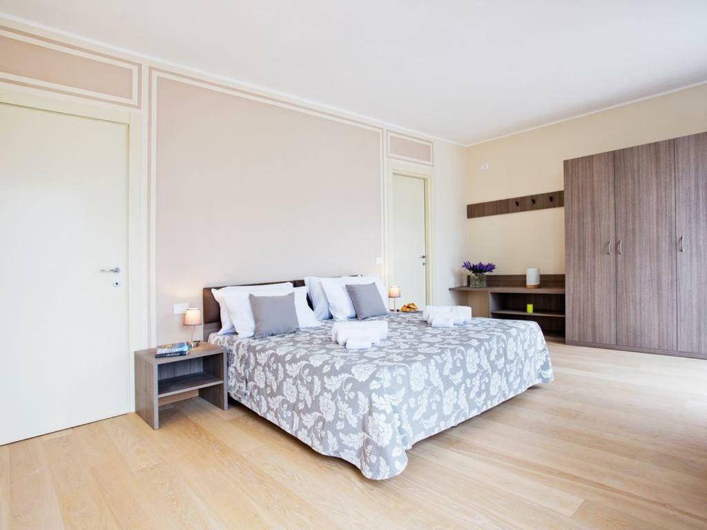 Apartment No 4-sleeps 10 By Italian *