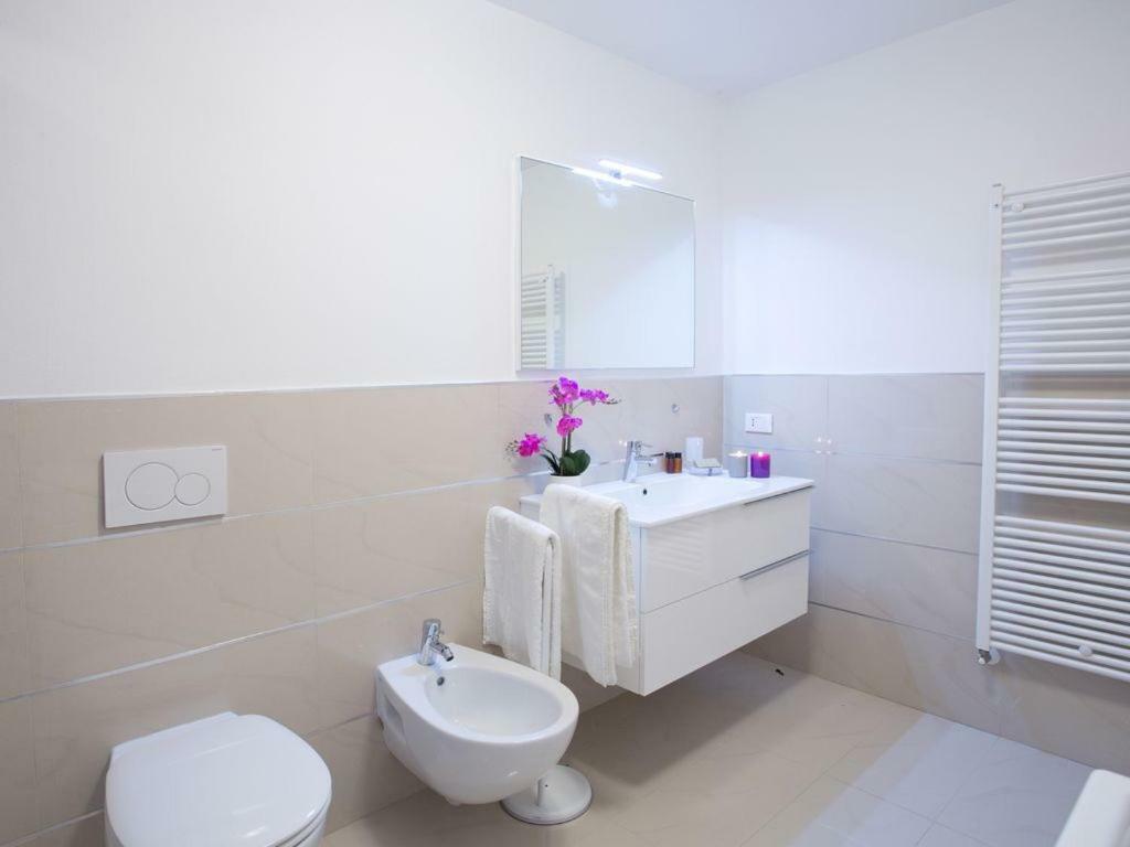 No 4-sleeps 10 By Italian Apartment