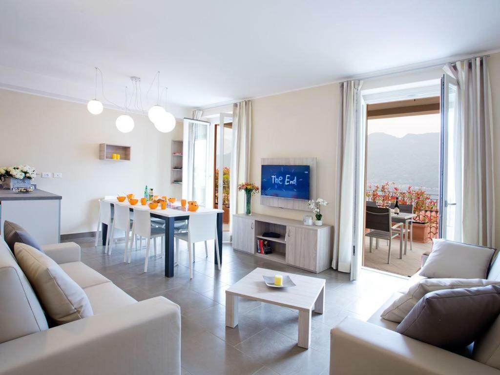 No 4-sleeps 10 By Italian * Sala Comacina