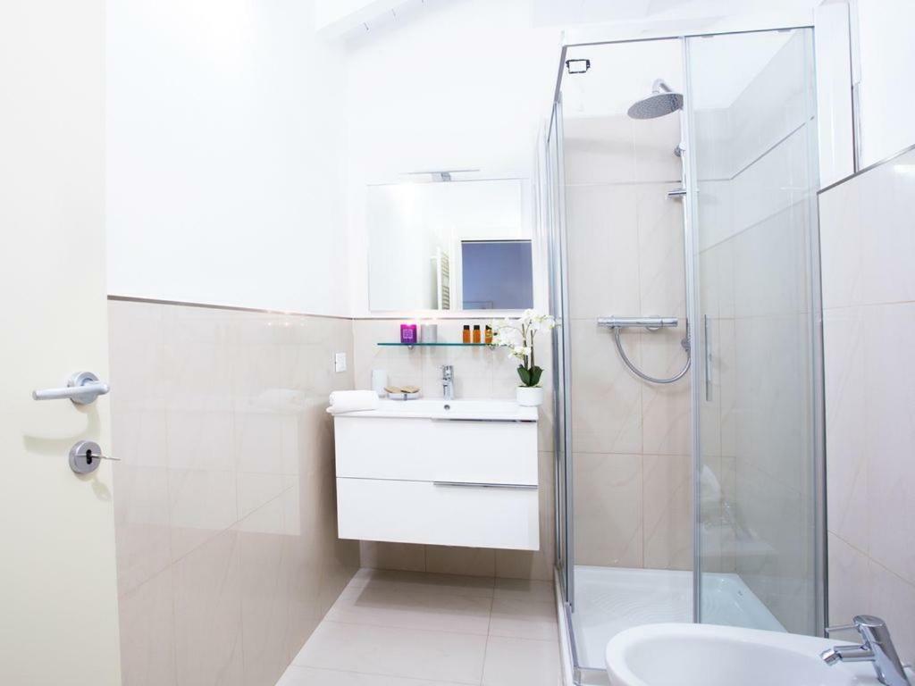 No 4-sleeps 10 By Italian * Sala Comacina