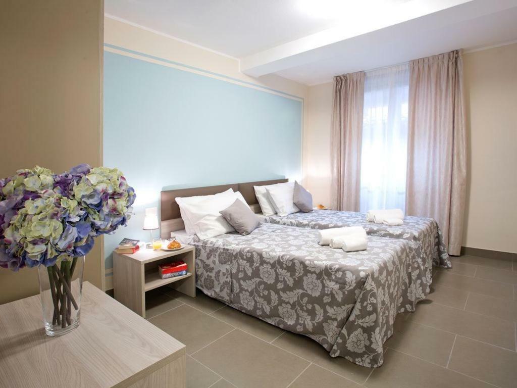 Apartment No 4-sleeps 10 By Italian Sala Comacina