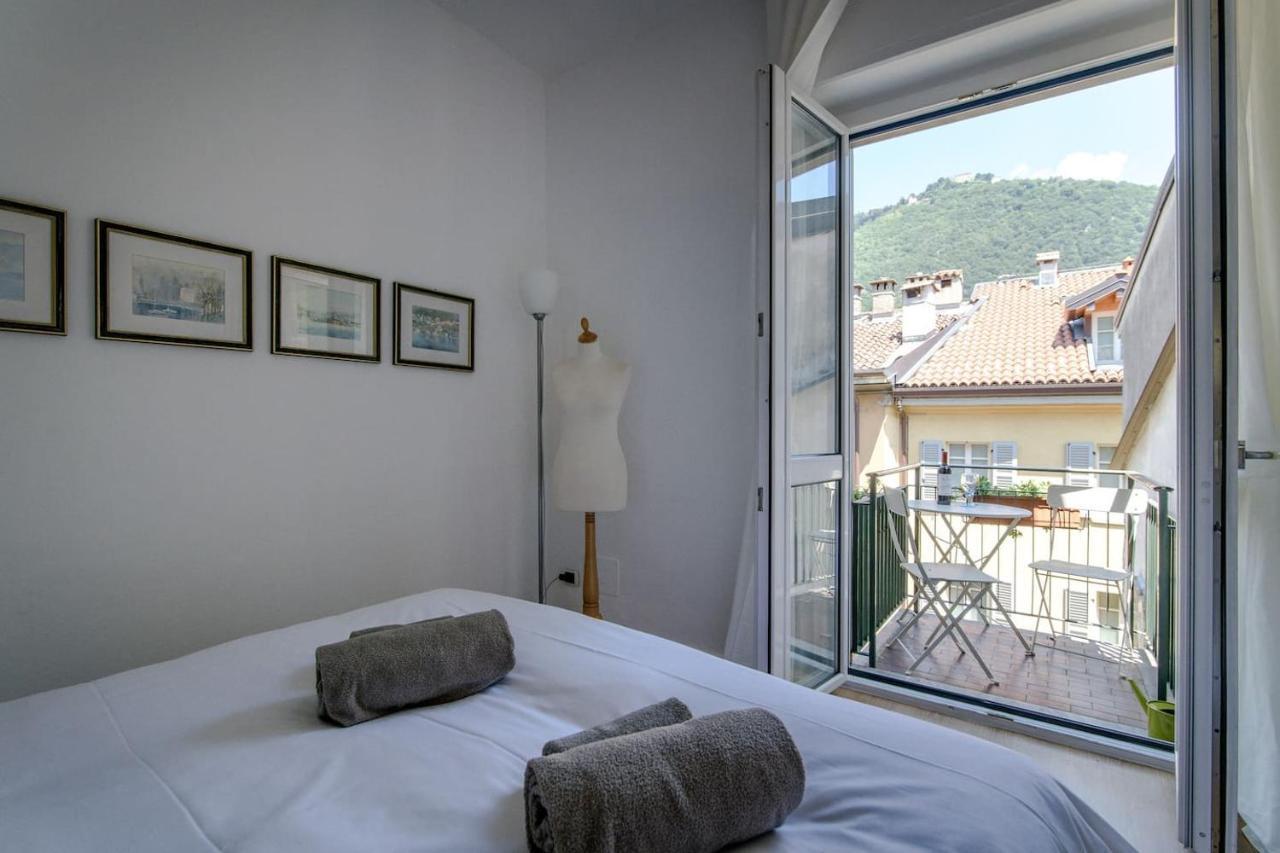 14 - By House Of Travelers - Como