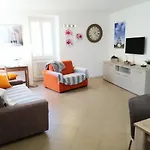Bellagio Dreams Apt, Pool, With Private Garden, Near Lake