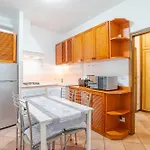 Maison Laghee-Bright Apt With Balcony, Lake View!