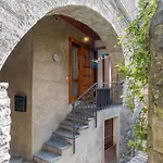 Maison Laghee-Bright Apt With Balcony, Lake View!