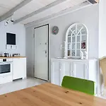 Charme And Lake View - Bymyhomeincomo