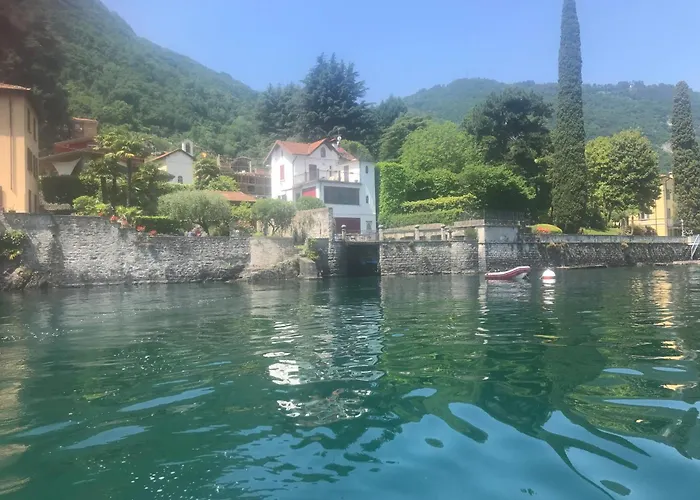 Beautiful Villa With Private Access To The Lake.