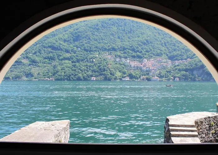 House On The Lake Shore Of Laglio