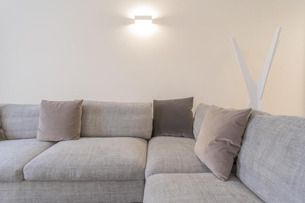 Modern & Stylish In By Rent Apartment Como