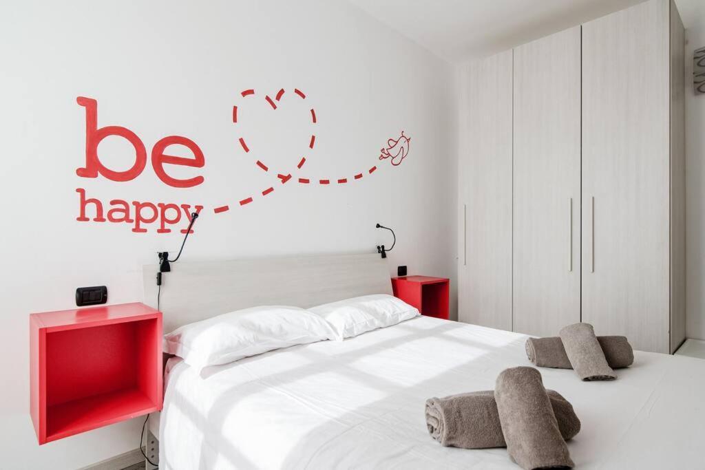 Be Happy - The House Of Travelers *