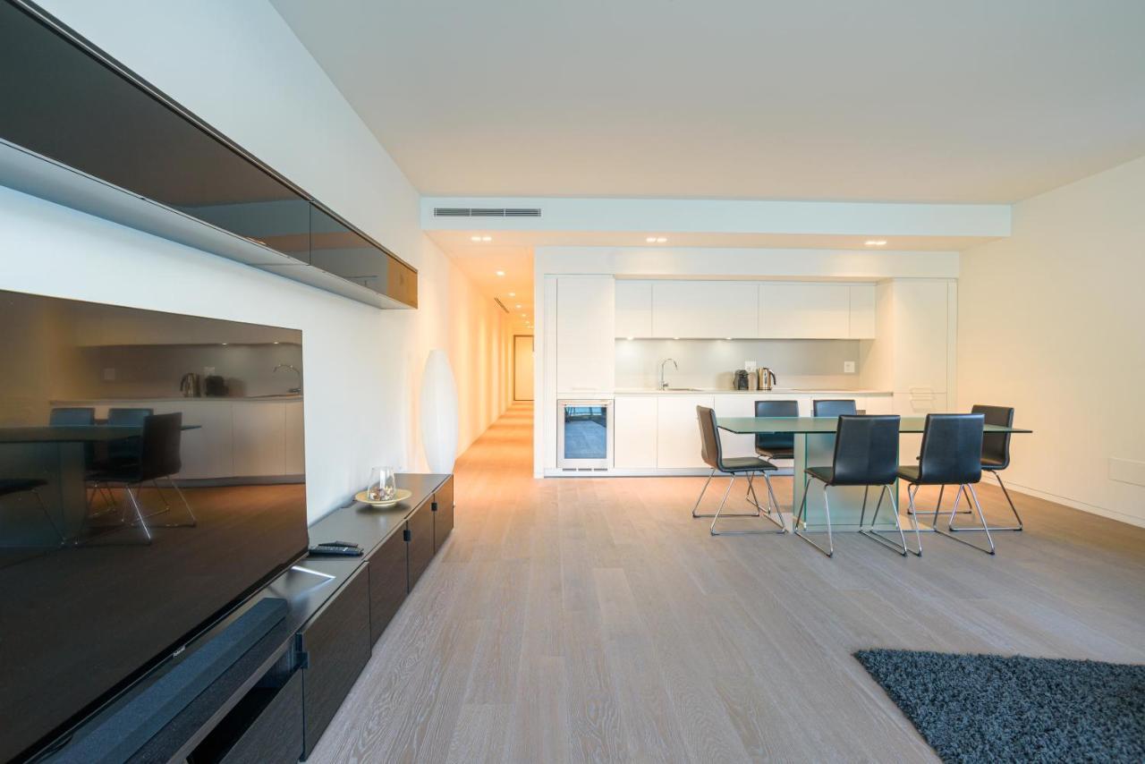Lakefront Private Parking And Pool Apartment