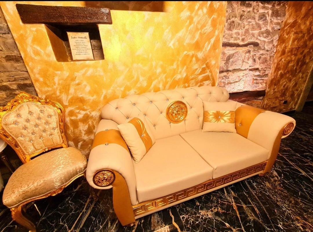 Botticelli Love hotel *