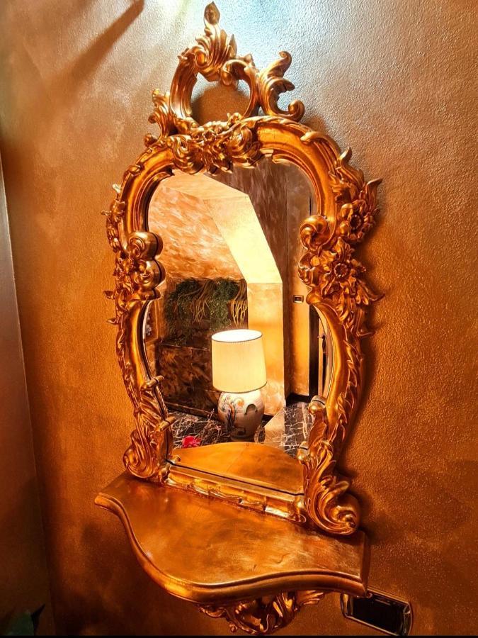 Botticelli Love hotel