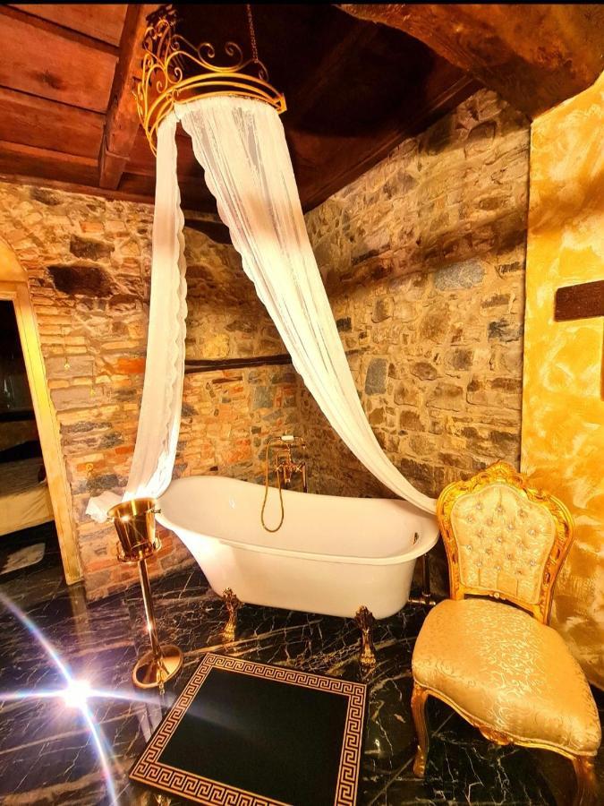 Botticelli Love hotel