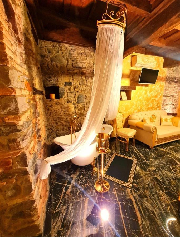 Botticelli Love hotel *