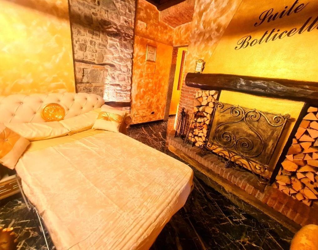 Love hotel Botticelli