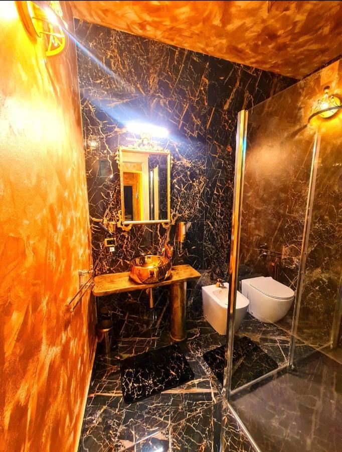 Love hotel Botticelli