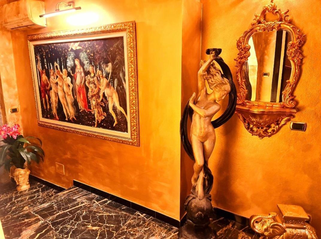 Botticelli Love hotel