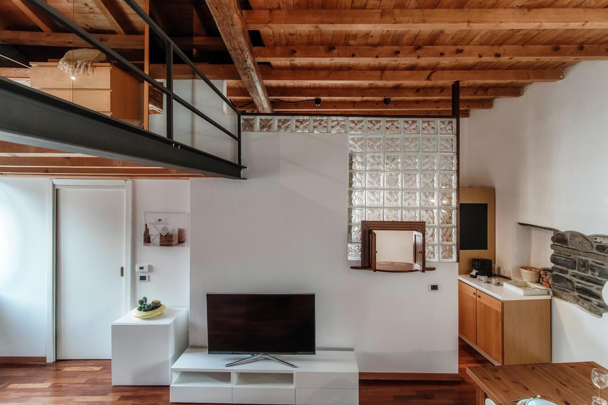 Apartment Loft Madera - By Myhomeincomo Como