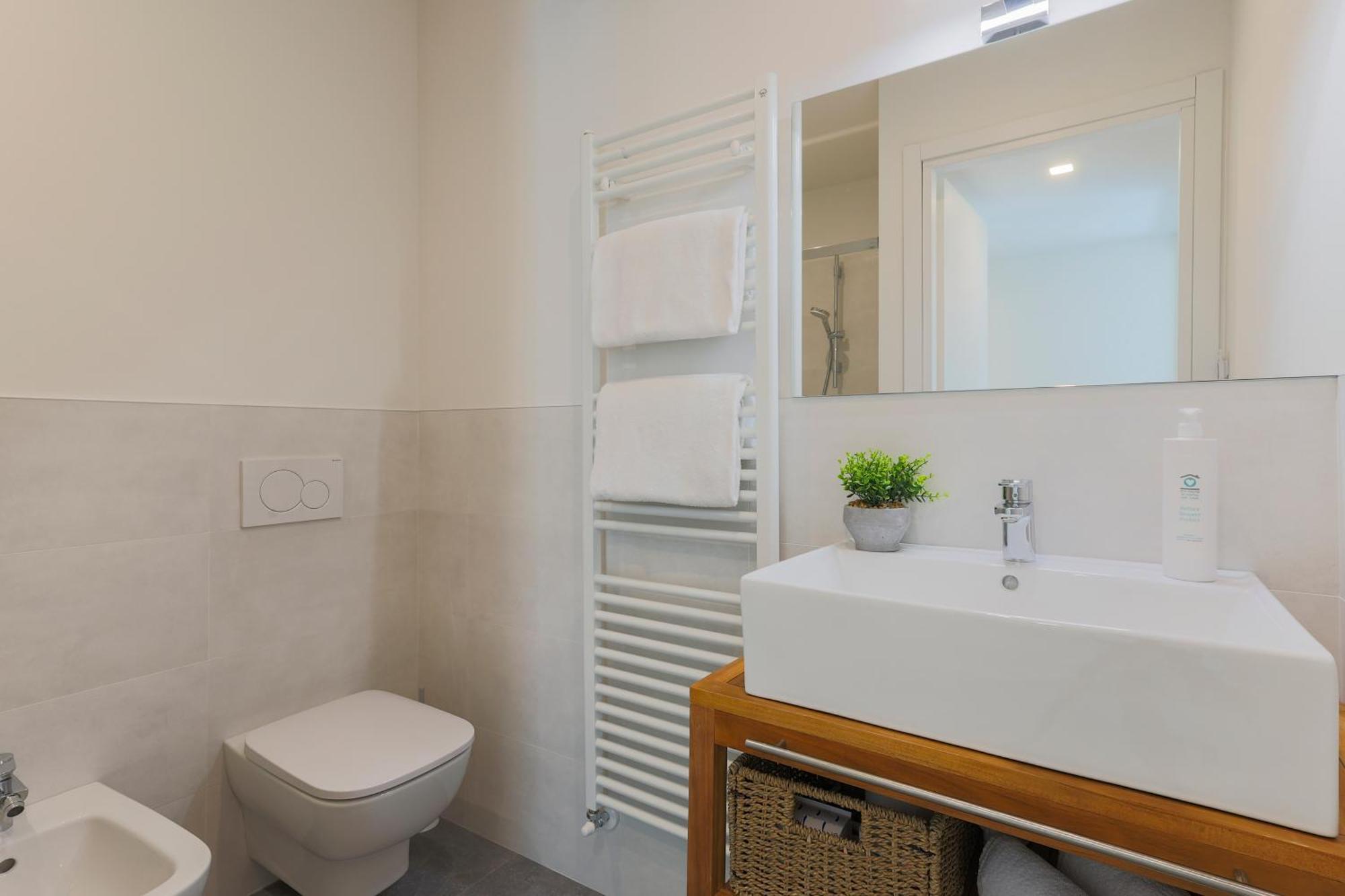 Apartment Eugenia - By Myhomeincomo *