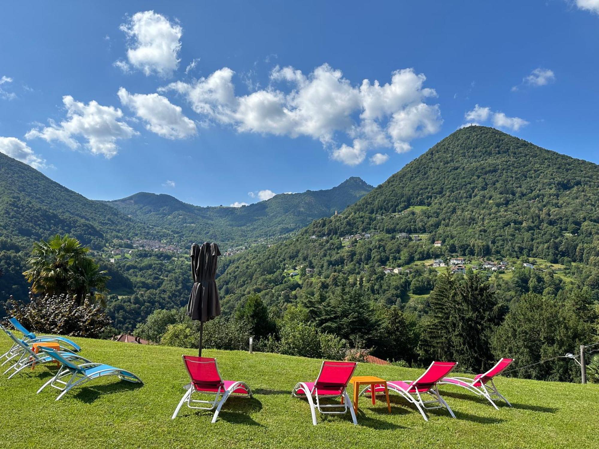 In Oleandra With Privet Garden & Pool Villa Dizzasco