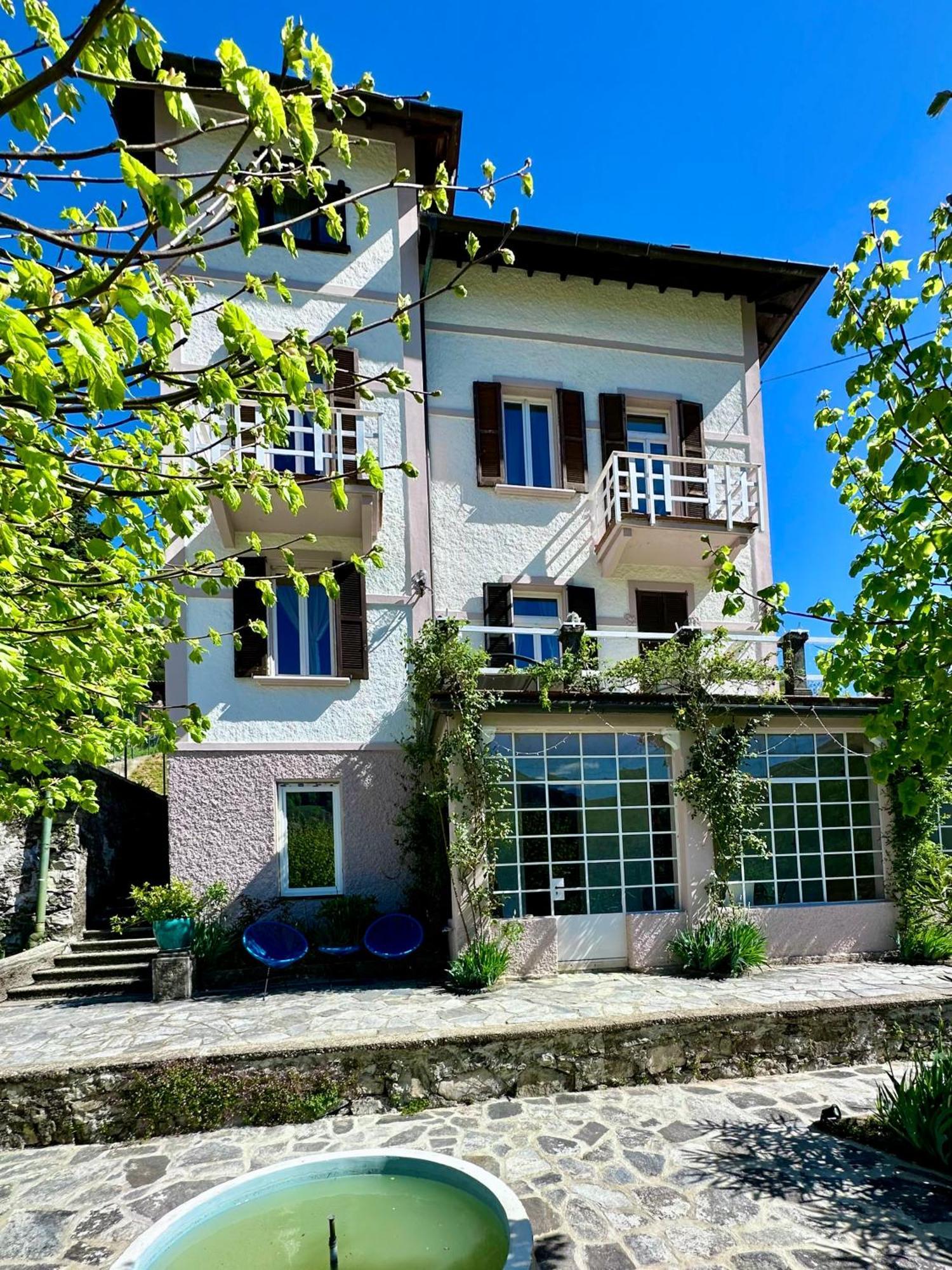 In Oleandra With Privet Garden & Pool Villa Dizzasco