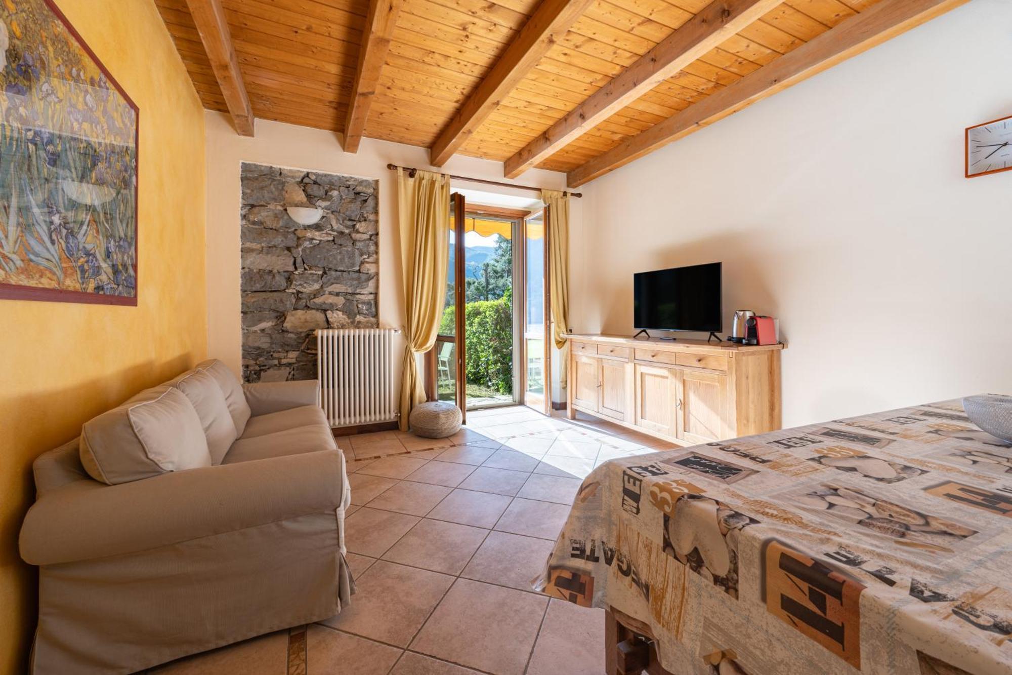 View Private Covered Parking And Terrace Carate Urio