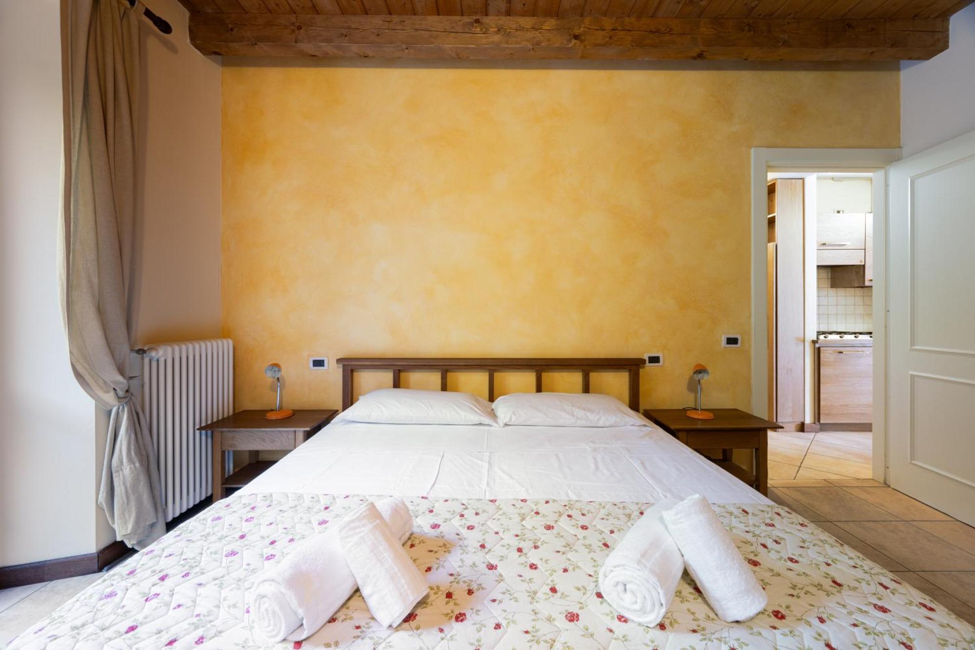View Private Covered Parking And Terrace Apartment Carate Urio